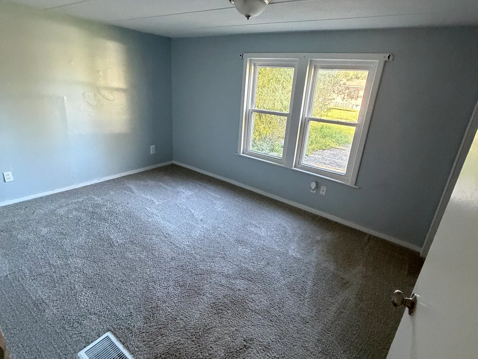 3 bed, 2000 sqft, $2,250 — Photo 2