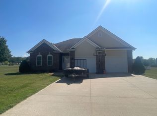 1604 Deer Run Rd, Oak Grove, MO 64075