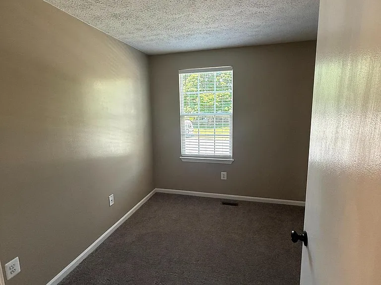 805 London Ct — Photo 29