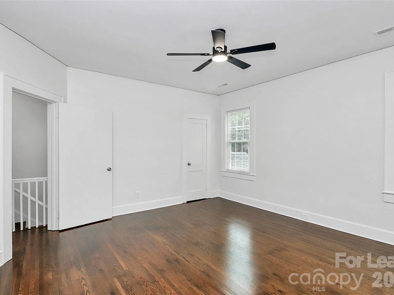 2 bed, 1.0 bath, 800 sqft, $1,050 — Photo 2