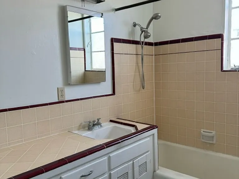 1257 N Van Ness Ave — Photo 14