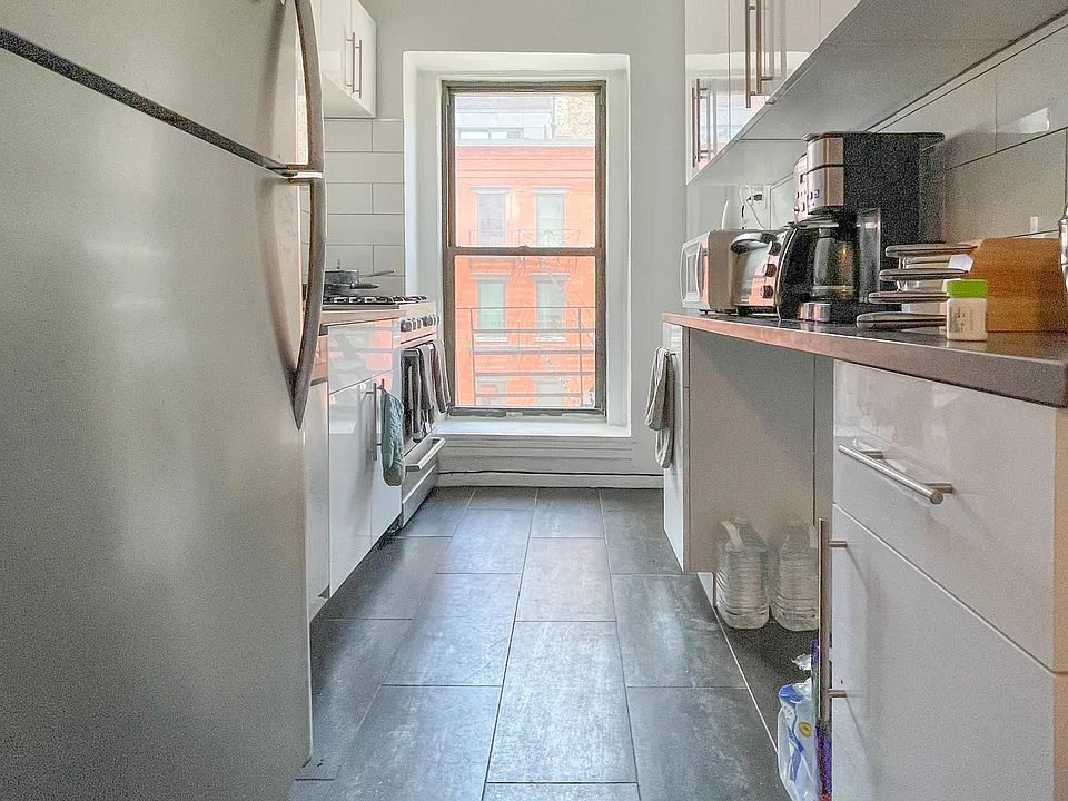 200 E 26th St #3E