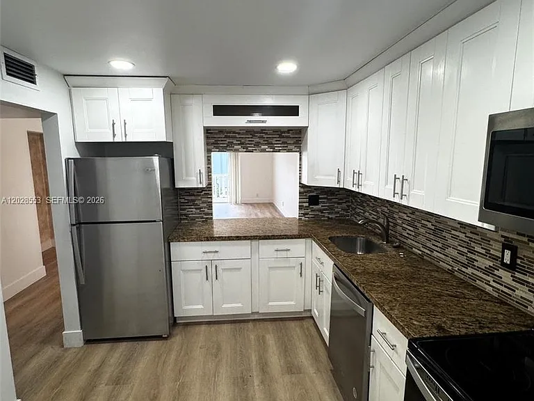 410 SE 2nd St #202 — Photo 6