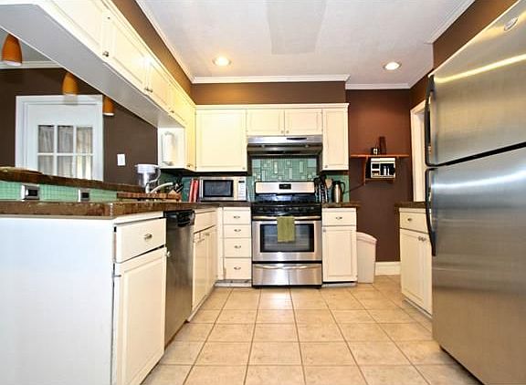3rd image of 3835 Beechwood Ln
