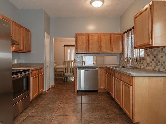 3rd image of 916 Eastlake Dr