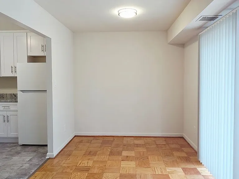 Columbia Courts Apartments — Photo 27