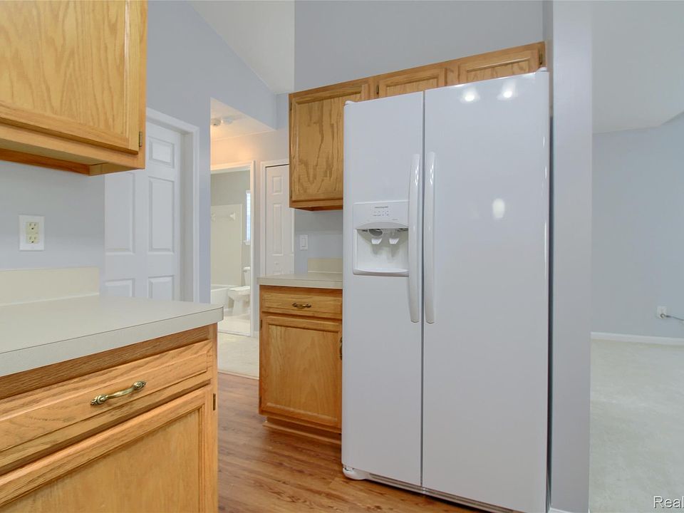 105 Farmington Rd, photo 12