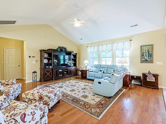 3rd image of 634 W Chatman Dr.