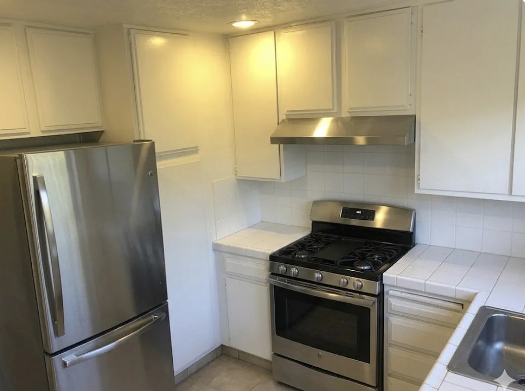 2 bed, 1.5 bath, 1008 sqft, $1,995 — Photo 2