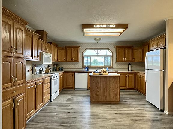 3rd image of 1897 E Edgar Rd