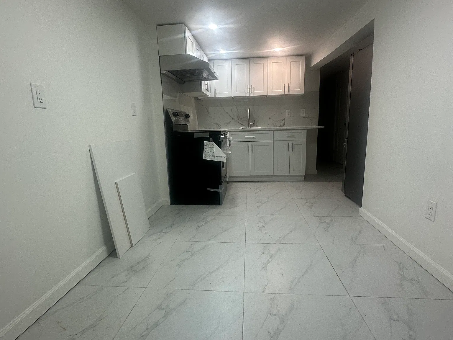 3 bed, 900 sqft, $2,700 — Photo 1