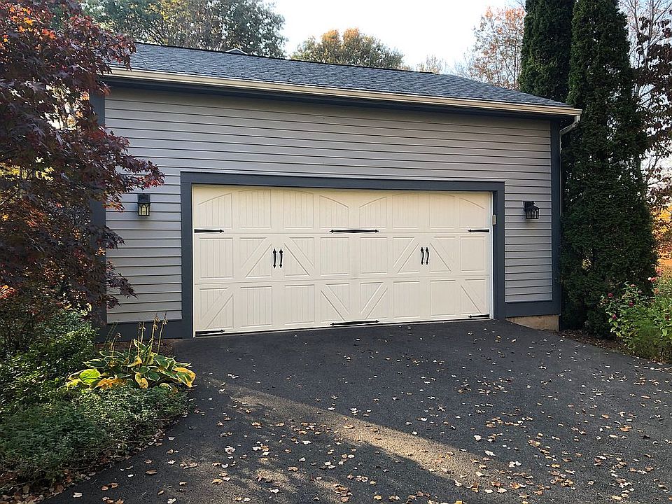 2nd image of 220 Halladay Ave E