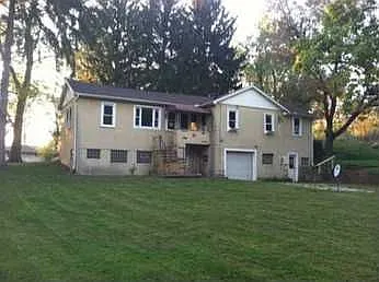 2206 Plymouth Dr photo 1