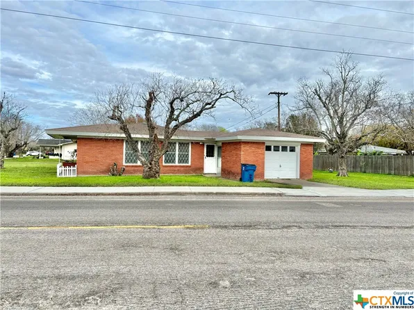 2016 Justice Dr, Port Lavaca, TX 77979