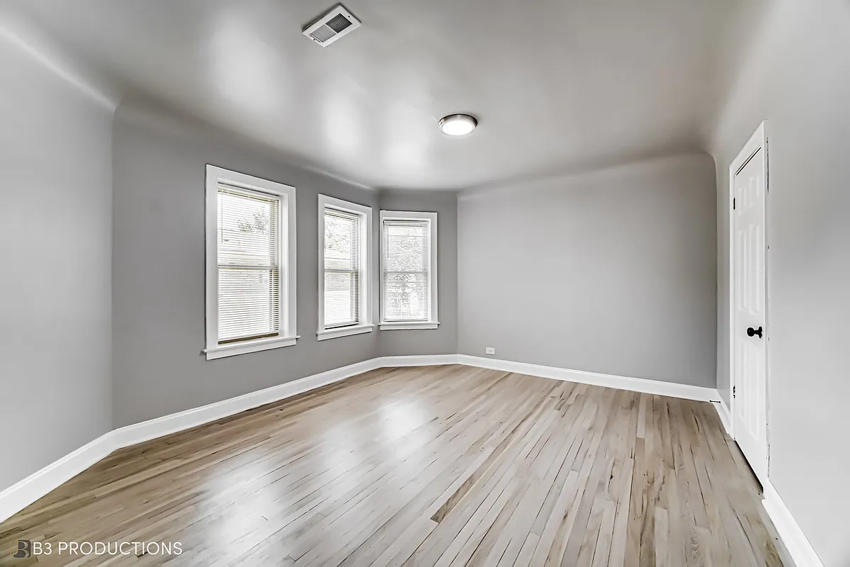 Building Photo - 8524-28 S Oglesby Ave W