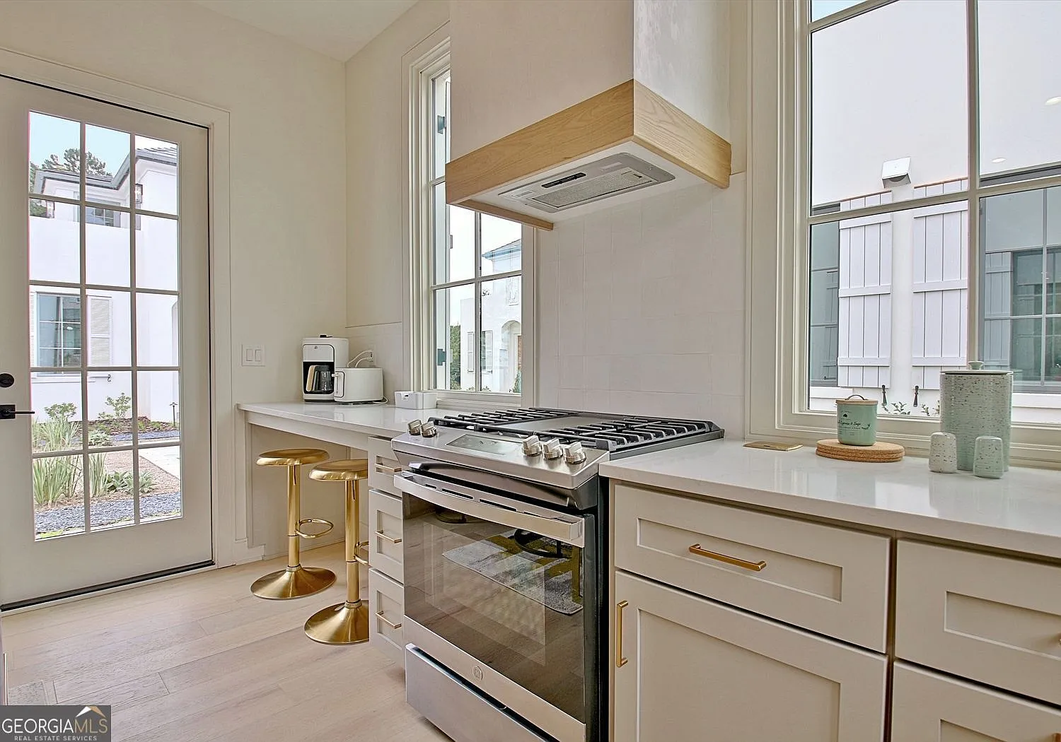 2 bed, 2.0 bath, 950 sqft, $4,000 — Photo 2