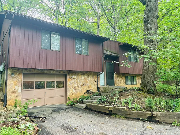 1813 Garden Ln — Photo 1