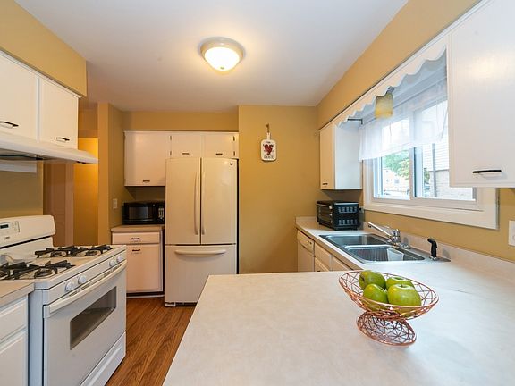 4th image of 213 Troy Ln