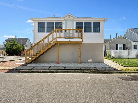 5th image of 309 Sunset Dr N