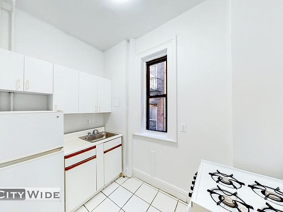 3rd image of 159 E 55th St #2D