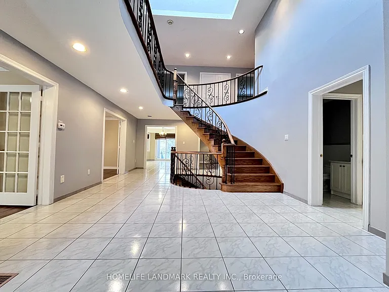 20 Piccadilly Rd — Photo 3