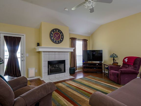 4th image of 1232 Shiner Cir