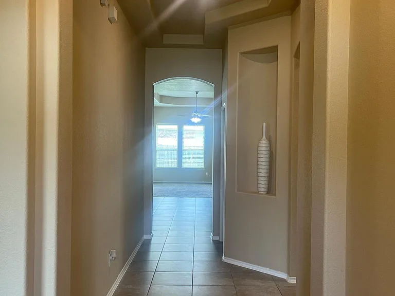 2025 Lake Vista Dr — Photo 2
