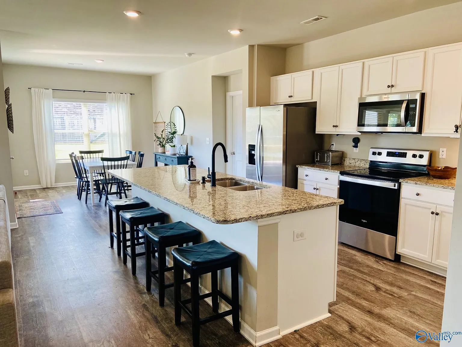 4 bed, 3.0 bath, 2108 sqft, $1,975 — Photo 3