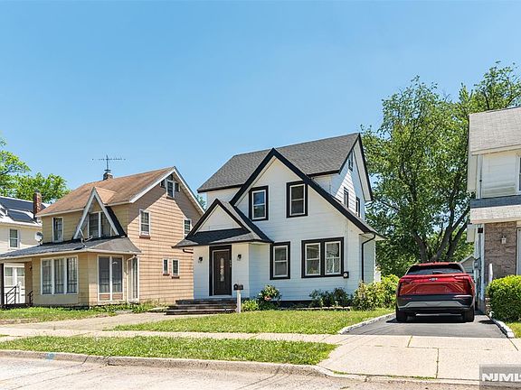 2nd image of 693 Chestnut Ave