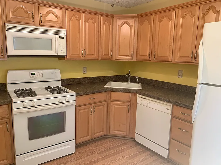 271 Hampshire Ct #271 — Photo 2