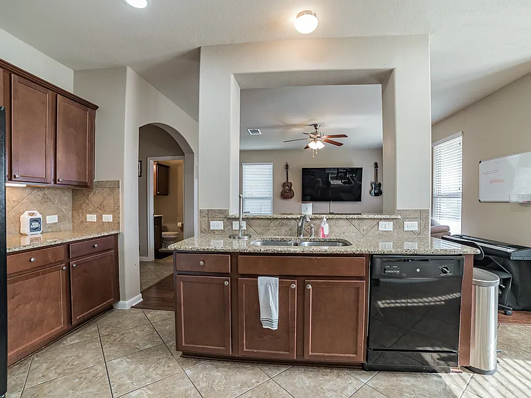 Kitchen/kitchen sink and cabinets