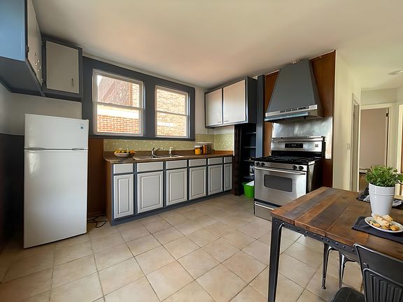 4th image of 424 Warren St APT 2