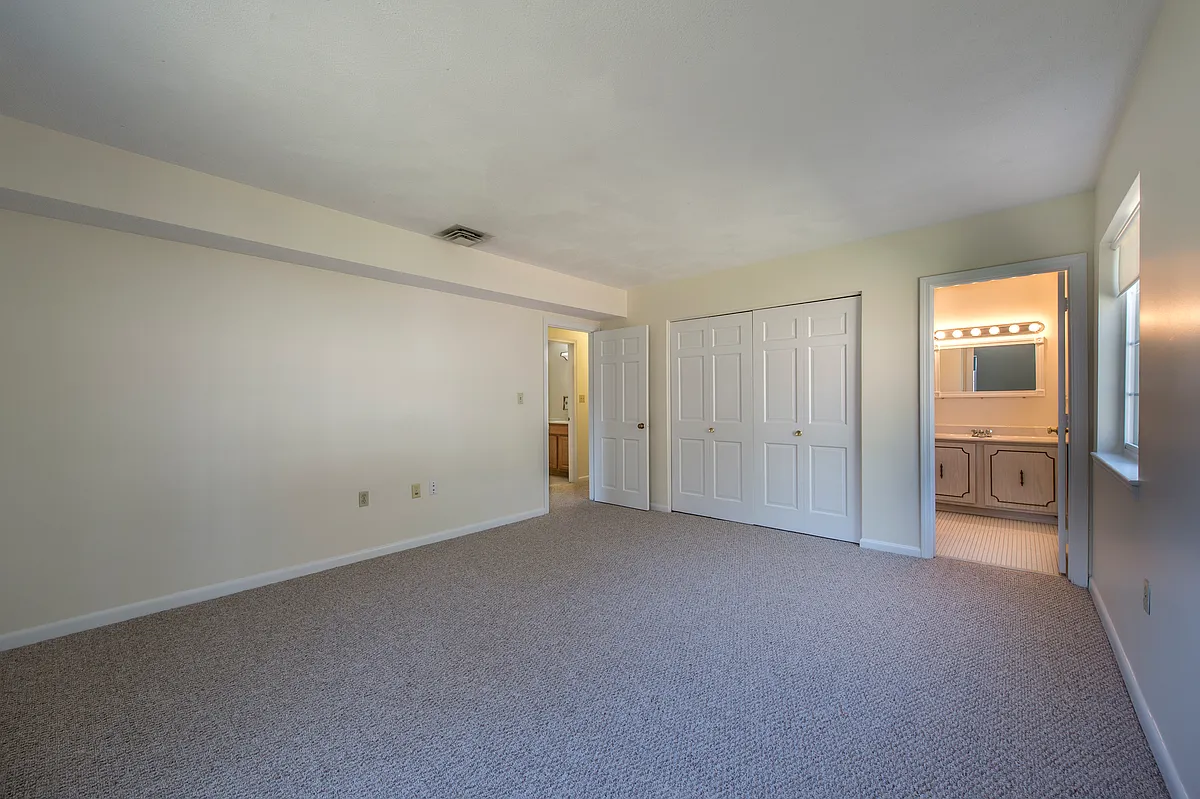 Building Photo - Minuteman Village