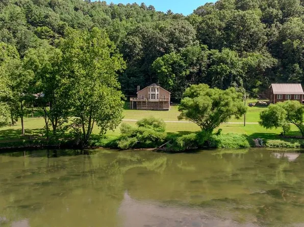 713 River Beach Ln, Galax, VA 24333