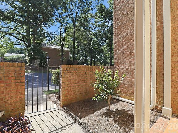 3rd image of 6606 Bunker Hill Cir
