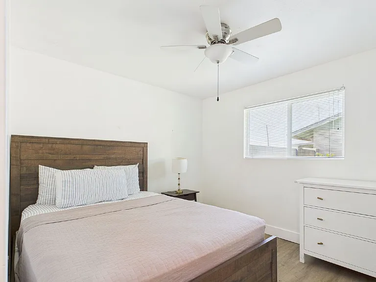 1233 W 11th St — Photo 14