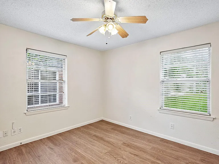 6401 Rowan Ln — Photo 12