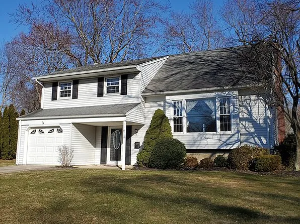 6 Roslyn Dr, Oakhurst, NJ 07755