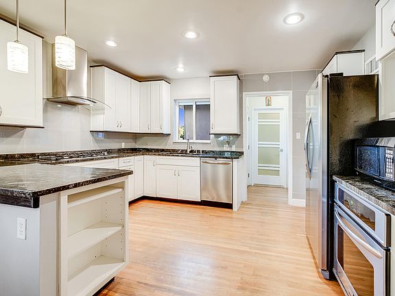 2nd image of 810 Carlisle Pl SE