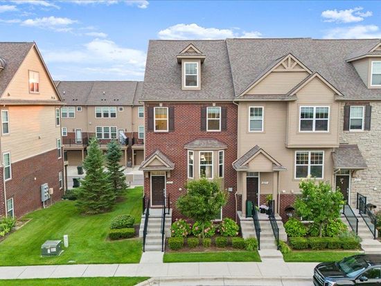 2653 Helmsdale Cir, Rochester, MI 48307