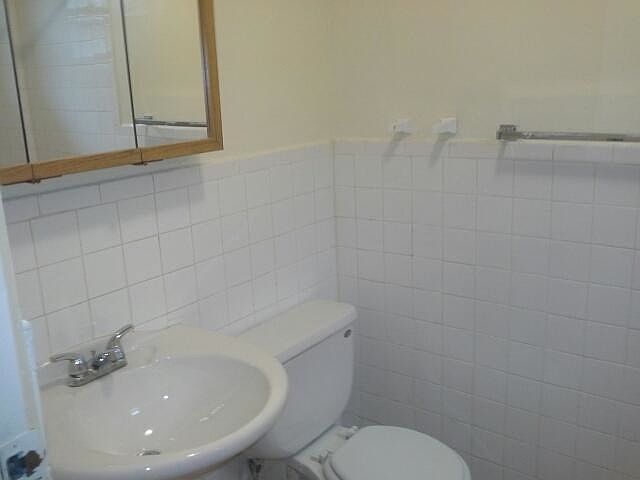 2nd image of 2624 W Greenleaf Ave APT 1A