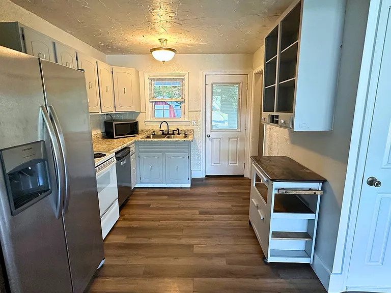 100 E Elm St — Photo 9