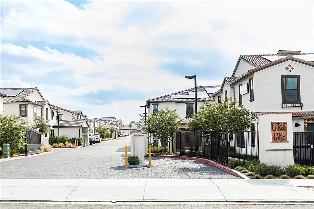 3 bed, 2.5 bath, 1550 sqft, $3,350 — Photo 1