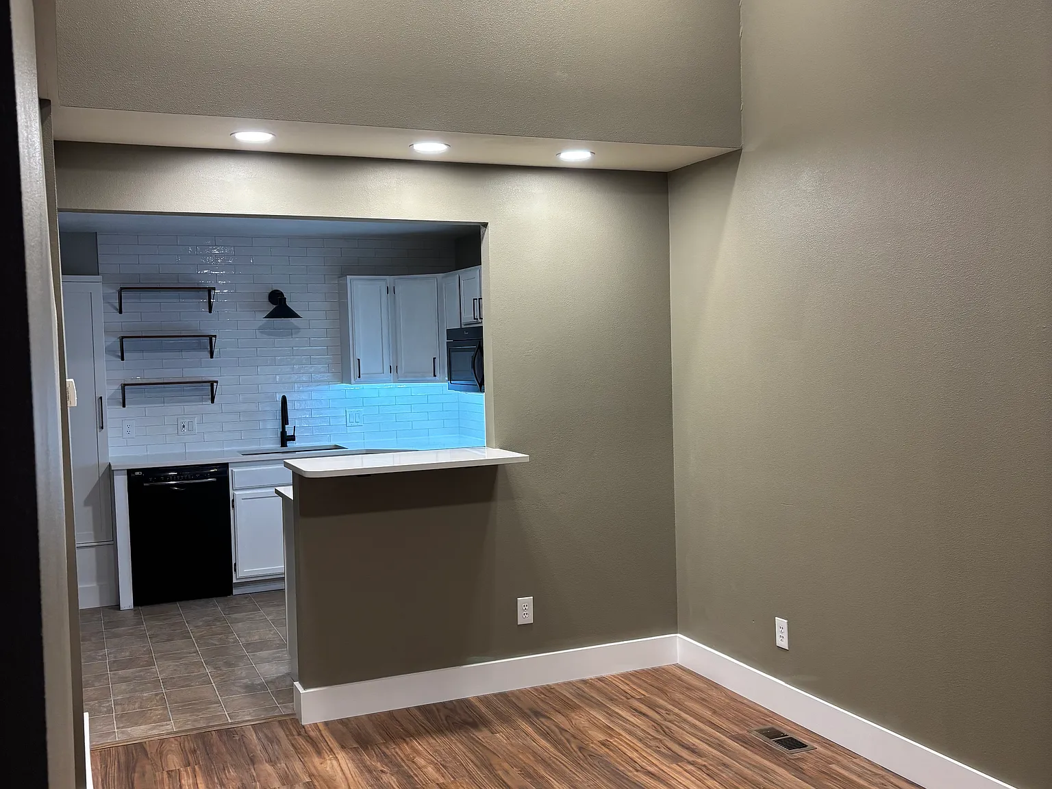 107 N Caton St — Photo 2
