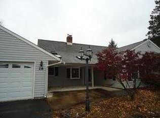 28 Red Berry Rd, Levittown, PA 19056