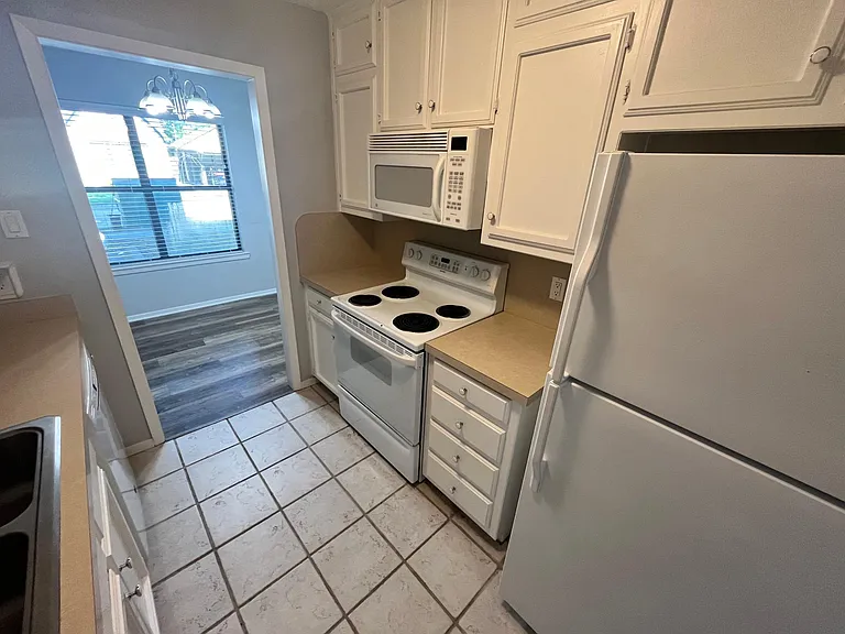 902 N Austin St #902 — Photo 8