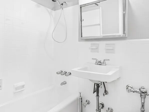 2790 Broadway image 6 of 12