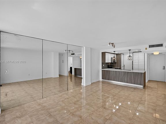 4th image of 600 NE 36th St APT 1220