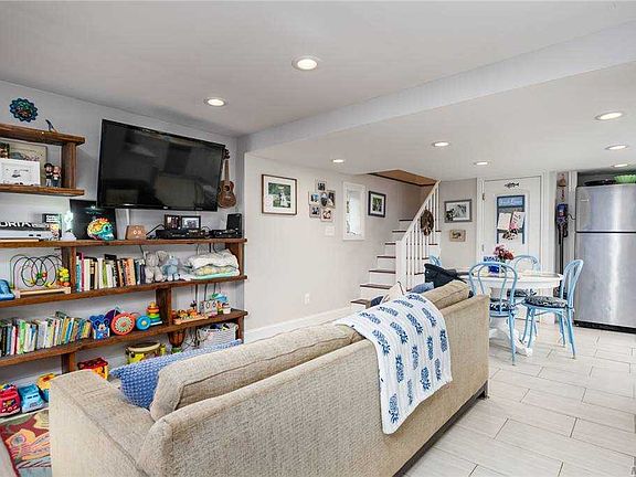 3rd image of 401 Echo Ave