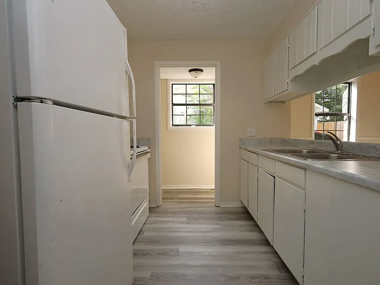 2820 Kirkwood Cir — Photo 5
